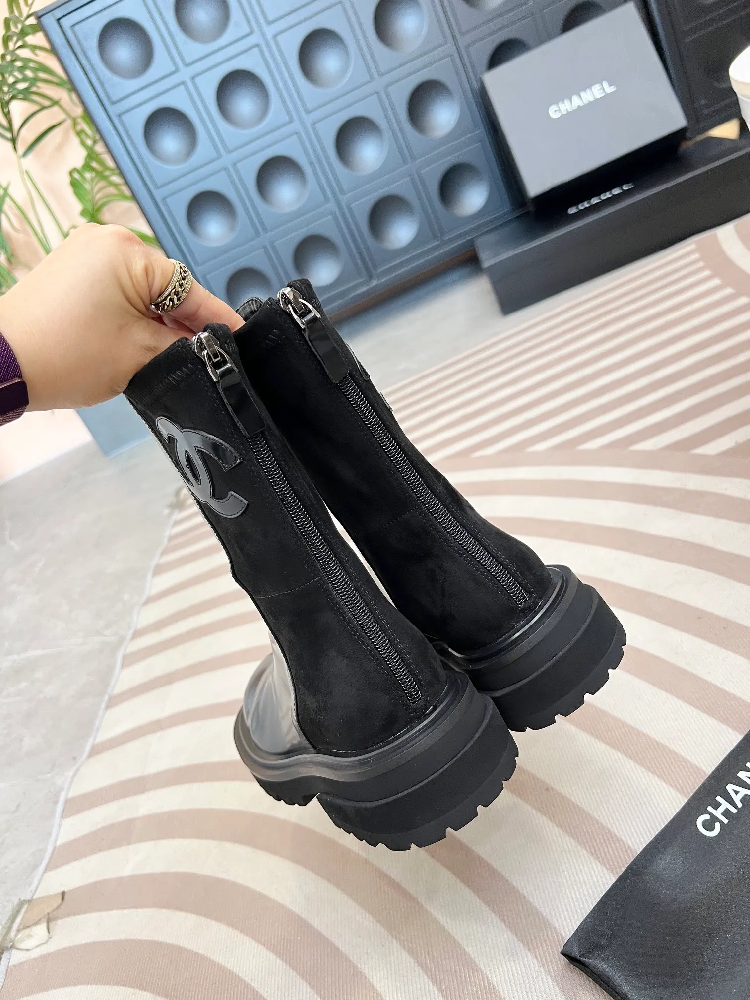 👟👟Ex-factory price 600👟👟 CHANEL* Chanel* new autumn and winter style. These letter knight boots are really a representative of handsome fashion. The double C electro-embroidered logo on the boot tube is low-key yet luxurious! Simple, fashionable, individual and grand! The natural and smooth beauty has a beauty that amazes the time. You should also show off your long legs in winter ~ Upper: calfskin/open edge beads Inner: sheepskin lining Size: 35-41